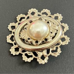 Elegant Gold and Pearl Brooch